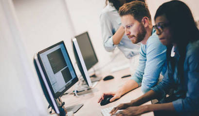 軟件開發(fā)人員在項目上工作