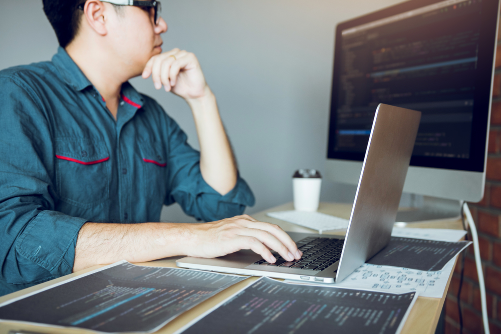 開發(fā)在軟件開發(fā)公司辦公室工作的編程和編碼技術